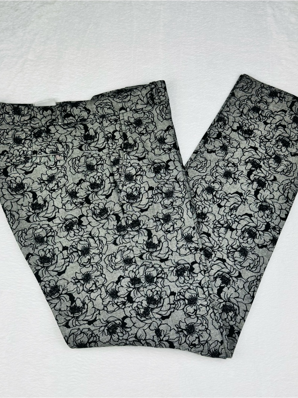 Banana Republic Ryan-fit floral slim-straight pants. Floral pattern. Size 8L.